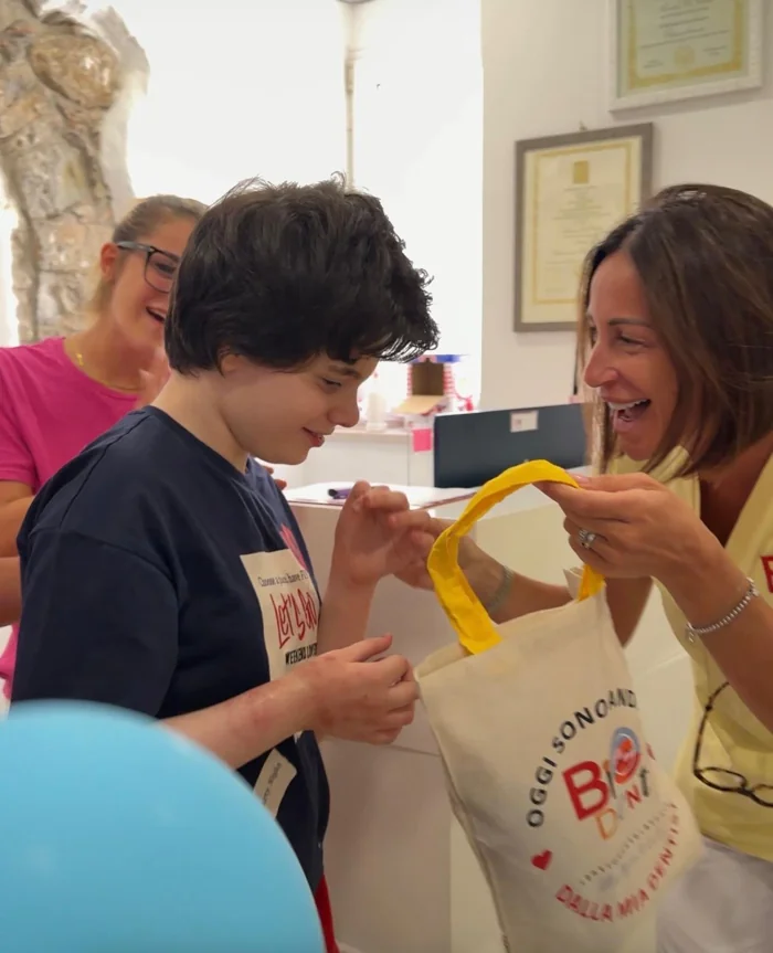 Azzurra accoglie un giovane paziente con una borsa Biodent