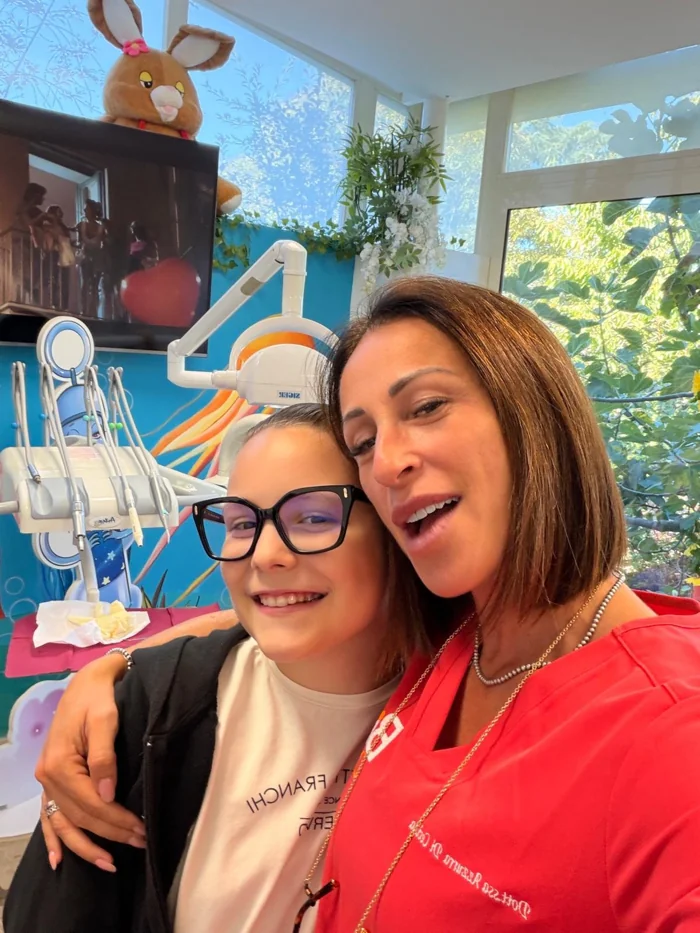 Azzurra e una giovane paziente sorridono insieme in studio