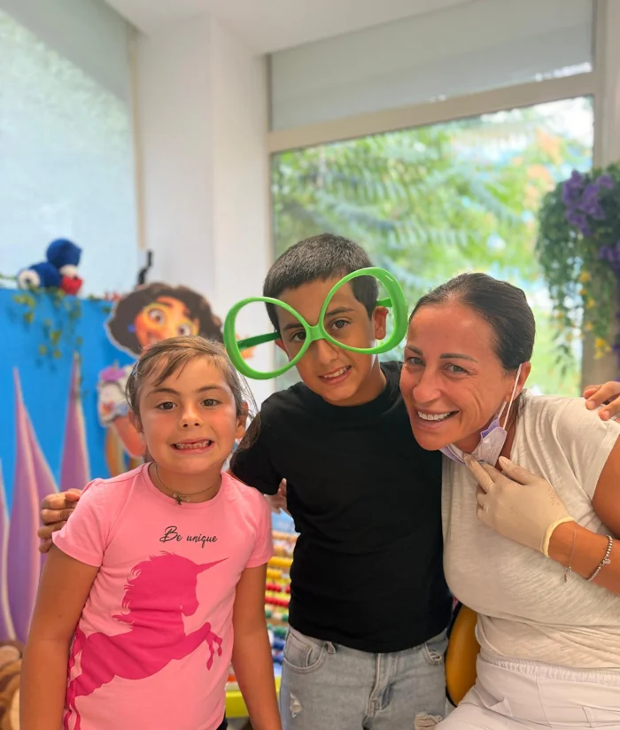 Azzurra con due piccoli pazienti in un momento di gioco
